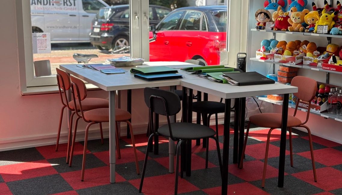 Pokemon Einzelkarten und Plüsch Pokemon Einzelkarten, Sitzmöglichkeiten bei Pokezone in bremen