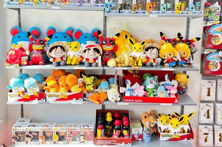 Pokemon Plüschtiere Bunte Pokémon-Plüschtiere, darunter Pikachu, Bulbasaur und Schiggy.